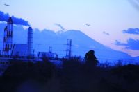 【６丁目のＦさん】朝焼け空と富士山と２機の飛行機
